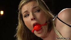 Gostosa tesuda pra caralho ama ser submissa e tratada feito uma vadia sem valor por lésbicas tesudas