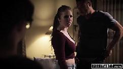 Patrão antiético para caralho come sua funcionária mais gostosa na frente da sua esposa e ela não faz nada a respeito disso