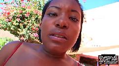 Negona gostosa que estava com abstinência de fazer sexo anal e o malandro aproveita para dilapidar o cu dela com bastante potência