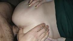 Loirinha de vestido verde vai pra um cantinho e deixa o marmanjo socar no seu rabo sem camisinha e gozar bastante