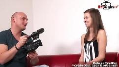 Malandro careca foi fazer teste do sofá com novinha gostosa de 18 anos com short jeans e é claro que ele aproveitou a oportunidade para socar sem dó nem piedade no cuzinho maravilhoso dela