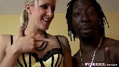 Loirinha do peito pequeno é apaixonada por ter seu cuzinho destruído por negões da rolona