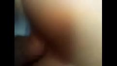 Botando forte no cuzinho da esposa do vizinho sem ele saber o corno manso estava trabalhando na hora