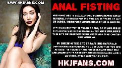 Magrinha gostosa do caralho arreganha seu rabo de ladinho e mostra como é o jeito ideal de se enfiar a mão completamente no rabo