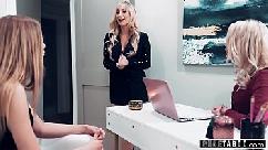 Lésbica depravada oferece a enteada para sua chefe se esbaldar nela apenas com o intuito de manter o emprego