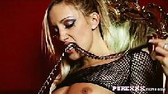 Lésbica gostosa do caralho que ama ser dominada tem bastante tesão sendo objeto sexual de outra lésbica dominadora