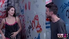 Adolescente rebelde e pervertida de apenas 18 anos encontra um marmanjo em um banheiro público e deixa ele socar no rabo dela