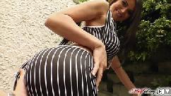 Mãe solteira peituda cansa de foder com homens borracha fraca e chama dois comedores para botar pra arrombar