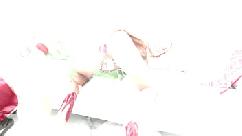 Loirinha sapeca arreganha seu rabão e deixa os dois malandros se aproveitarem por completo