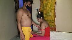 Mulher com as pernas abertas dando o bucetão