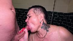 Feminista sedenta do cabelo curto mama muito a rola do malandro e depois fica de quatro para o malandro mandar ver no seu rabo