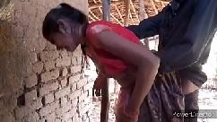 Indiana gostosa foi para o fundo de uma casa em construção e deu seu cuzinho para o pedreiro se deleitar