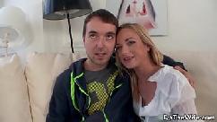 Mulher trai o marido corno submisso