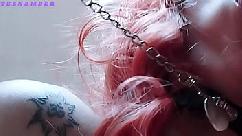 Gostosa do caralho tatuada de meia arrastão e acorrentada faz de tudo por seu macho e implora pra ele jorrar porra quente em sua cara