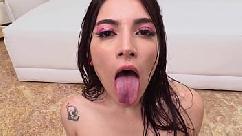 Garota inocente branquinha da o cu para dois ao mesmo tempo