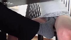 Colocando o pé na buceta da putinha casada