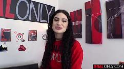 Garota gostosa de meia arrastão preta arreganha seu rabão e o malandro se sente compelido a dar uma boa chupada no seu cu e depois soca forte no cuzinho dela