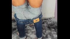 Safadinha gostosa pra caralho que estava usando jeans baixou as calças e o malandro comedor se sentiu compelido a meter a piroca grande e grossa no rabão maravilhoso dela