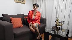 Gostosa do caralho do cabelo curto e com o corpo todo tatuado e feminista fica de quatro e deixa o malandro arrebentar o rabo dela