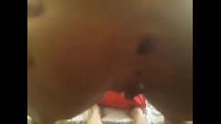 Cadelinha do cu perfeito e apertado mostra o rombo pequeno após seu namorado tirar a virgindade anal