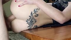 Branquinha mascarada com tatuagem no cóccix libera o rabo para o malandro comedor que não perdoa