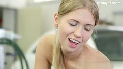 Loirinha europeia tímida e recatada decide agradar seu namoradinho sortudo que lambe seus pequenos seios e depois bota no seu rabo